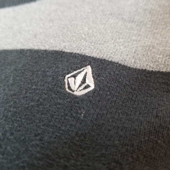 B26 VOLCOM Boys Black And Gray Striped Sweater M - Picture 2 of 4